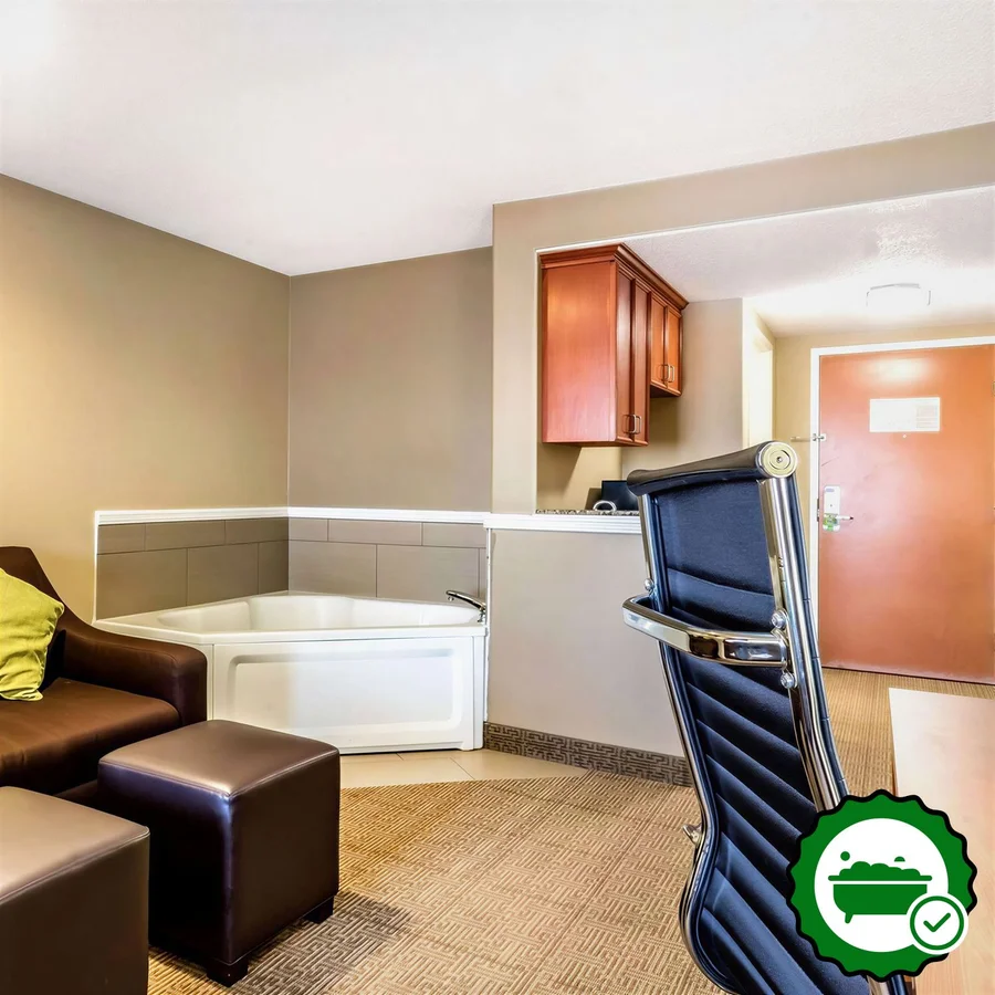 Comfort Inn & Suites Airport - American Way - Verified Jacuzzi In-Room