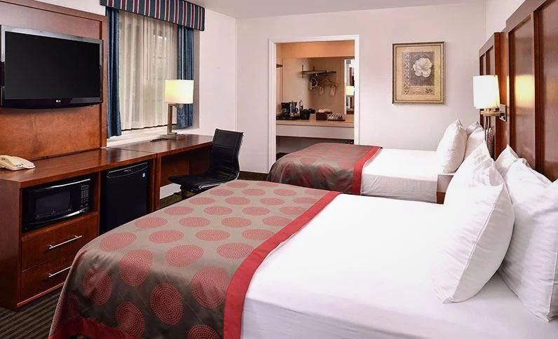Ramada by Wyndham Mountain View - Guest Room image