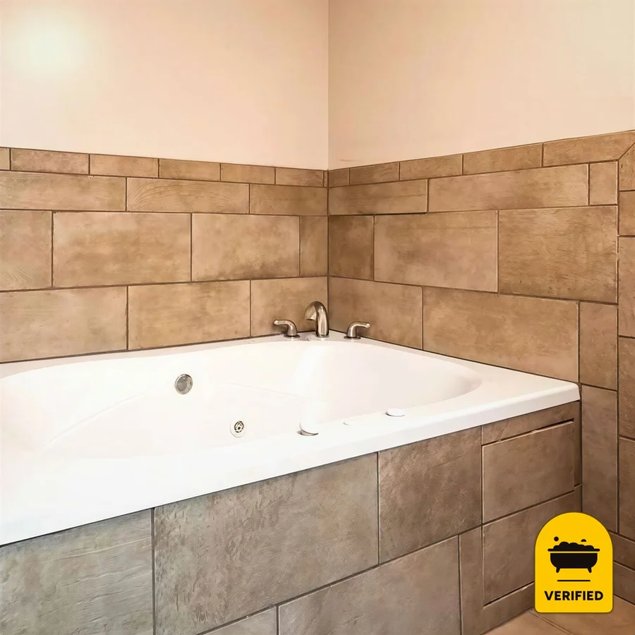 Best Western Home Place Inn: the King Whirlpool Room in Camden, TN