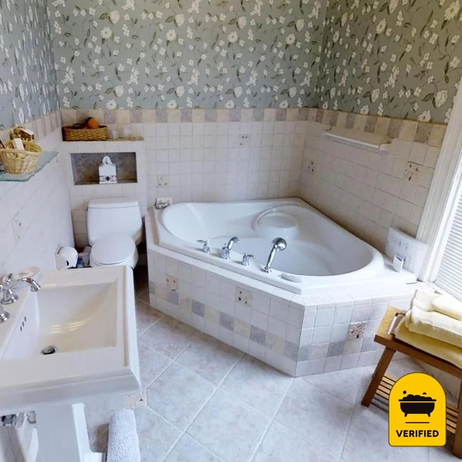 Hanna House Bed & Breakfast: the Bates King Spa Room in New Bern, NC