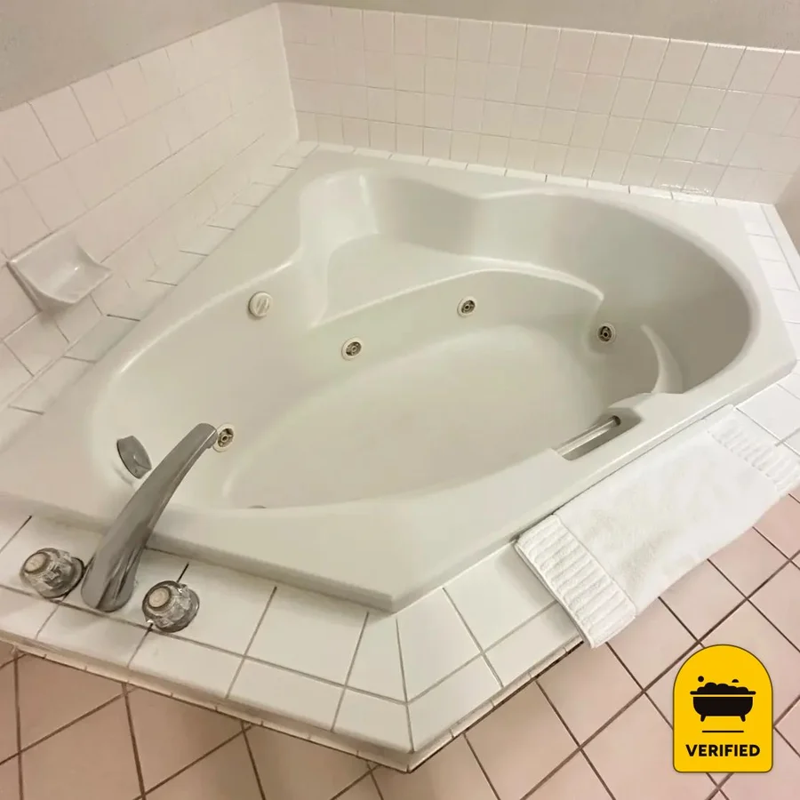 Timberland Inn & Suites: the Jacuzzi Spa Suite in Castle Rock, WA