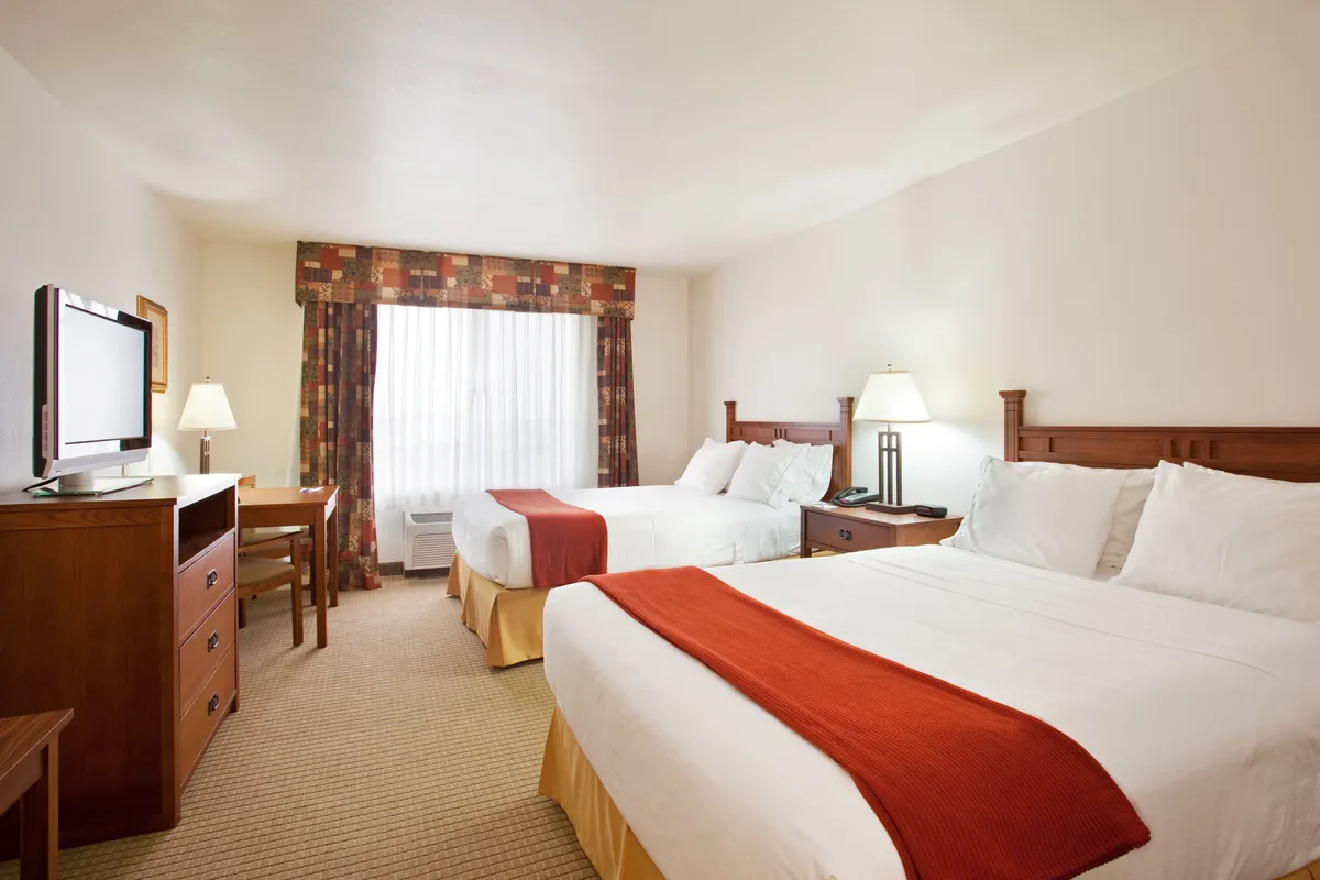 Holiday Inn Express & Suites Mattoon By IHG - Guest Room image