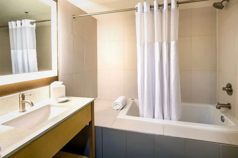 Red Lion Inn & Suites Everett - Featured hot tub