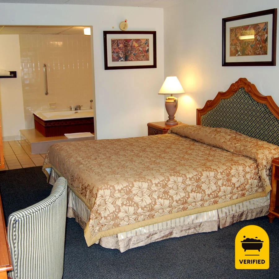 Columbus Inn: the King Whirlpool Room in Columbus, TX