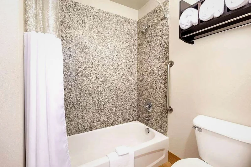 La Quinta Inn & Suites by Wyndham Spokane Valley - Featured hot tub
