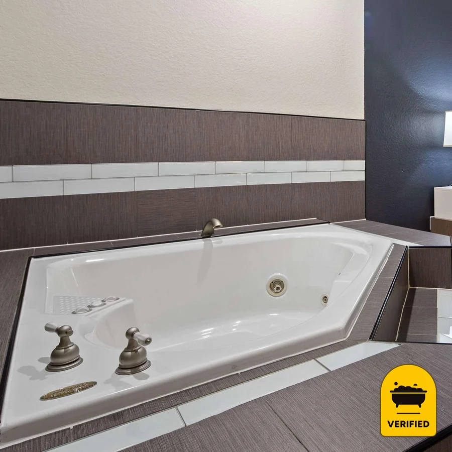 Best Western Heritage Inn & Suites, the water at Bowling Green