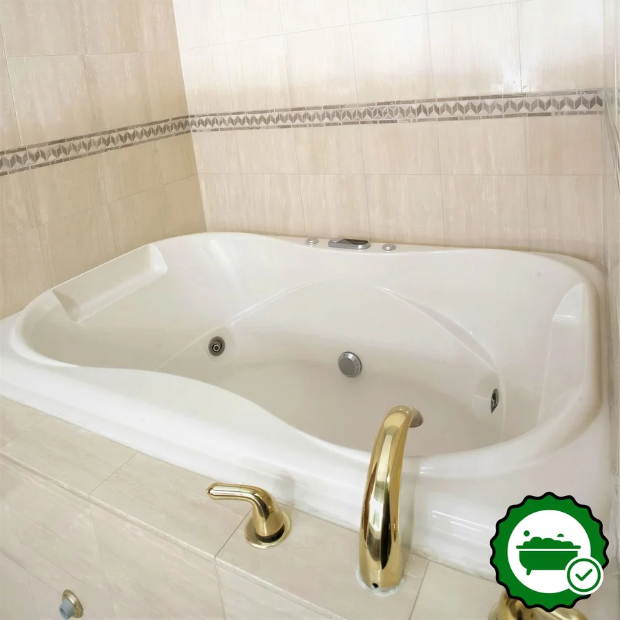 Holiday Inn Express & Suites Topeka West I-70 Wanamaker By IHG - Verified Jacuzzi In-Room