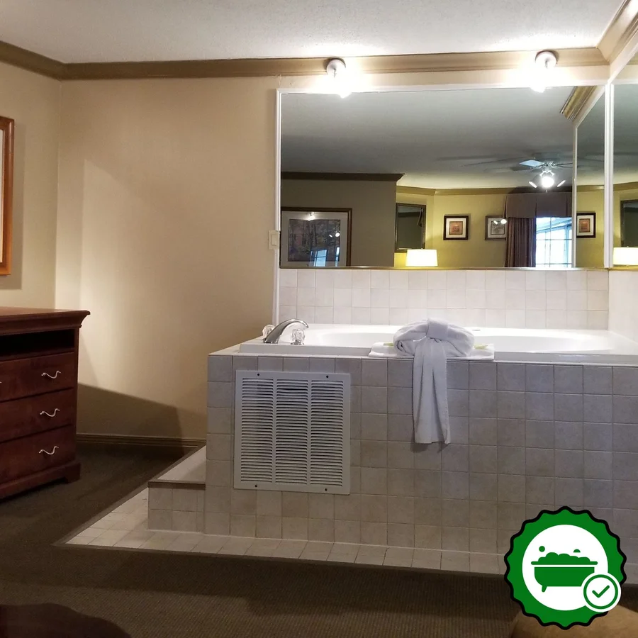 Colonial House Motel - Verified Jacuzzi In-Room