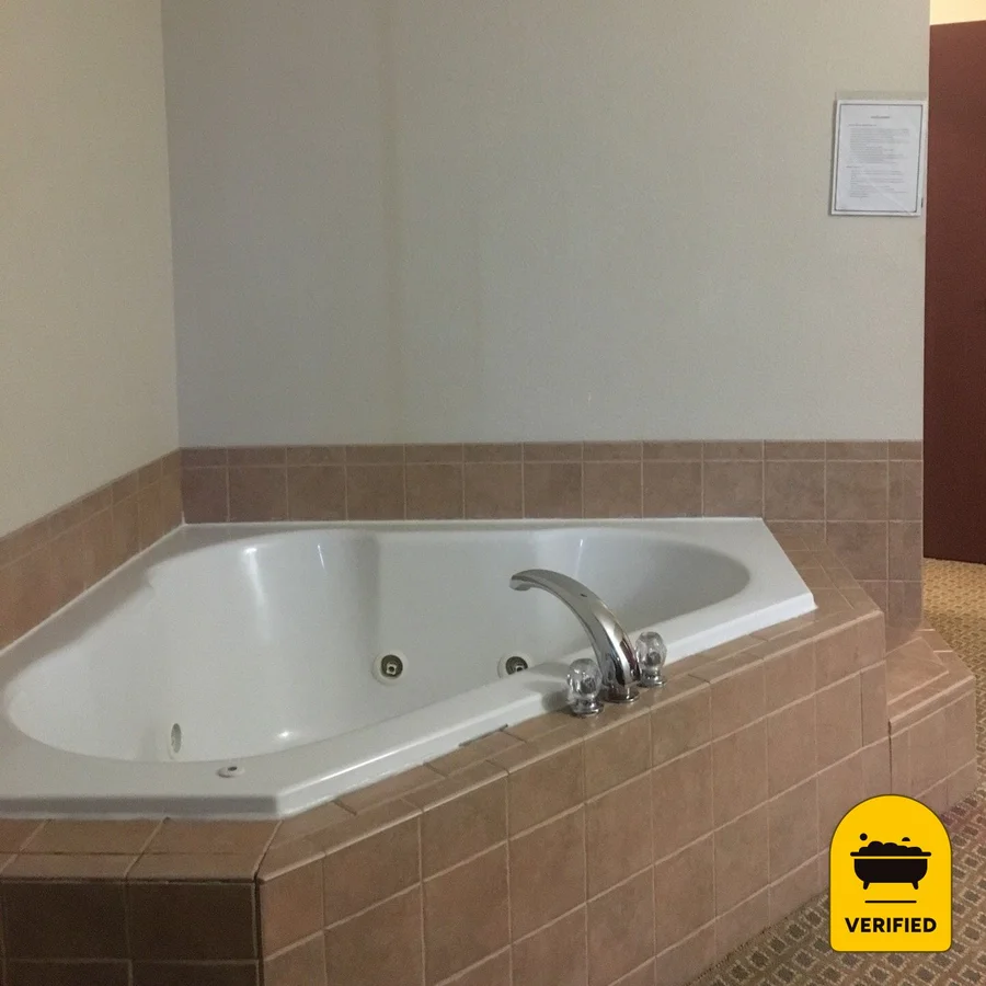 Super 8 by Wyndham Alvarado: the Jetted Tub Suite in Alvarado, TX