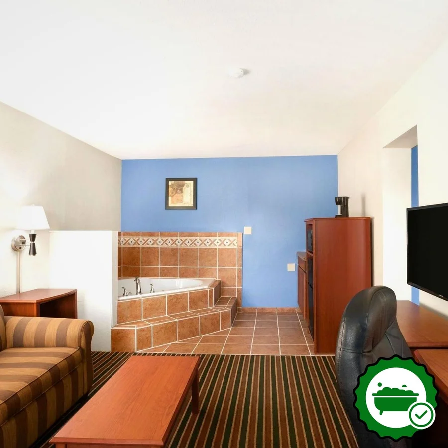 Days Inn by Wyndham Champaign/Urbana - Verified Jacuzzi In-Room