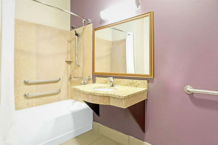 La Quinta Inn Ste Okc Yukon - Featured hot tub
