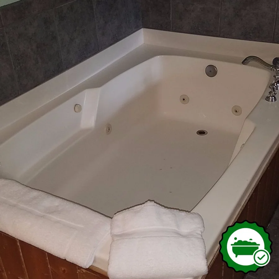 Edgewater Inn - Verified Jacuzzi In-Room