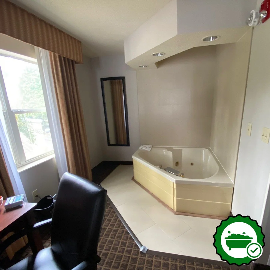 Country Inn & Suites by Radisson, Lawrenceville, GA - Verified Jacuzzi In-Room