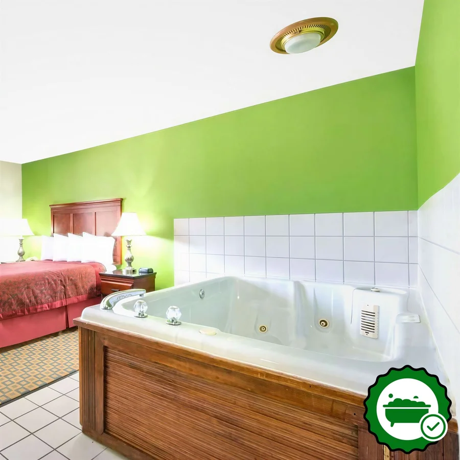 Days Inn & Suites by Wyndham Wichita - Verified Jacuzzi In-Room