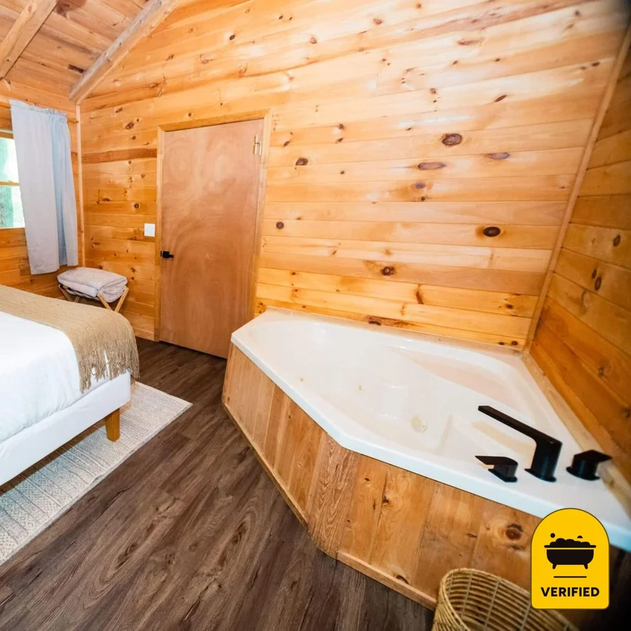Sylvan Valley Lodge And Cellars: the Premium Lodge Room with Whirlpool Jacuzzi in Sautee Nacoochee, GA