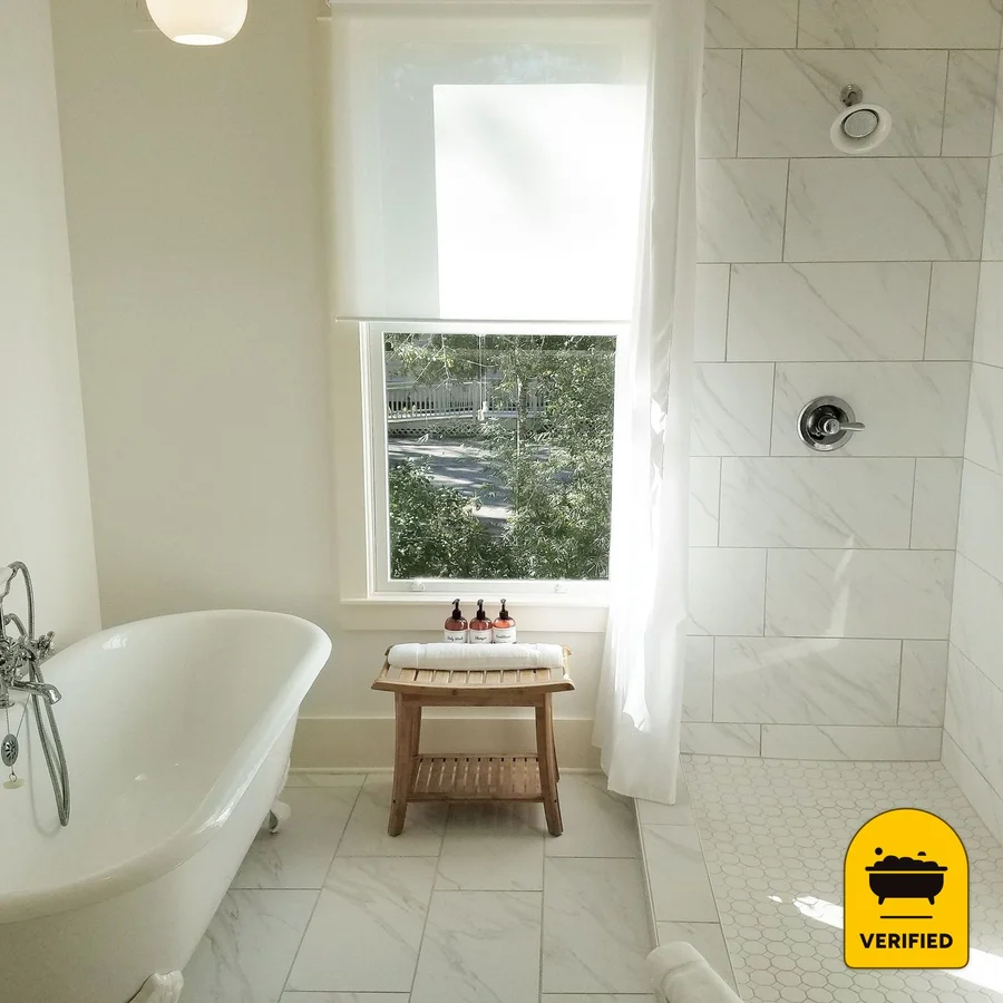 Abita Springs Hotel: the Parlour King Suite in Abita Springs, LA