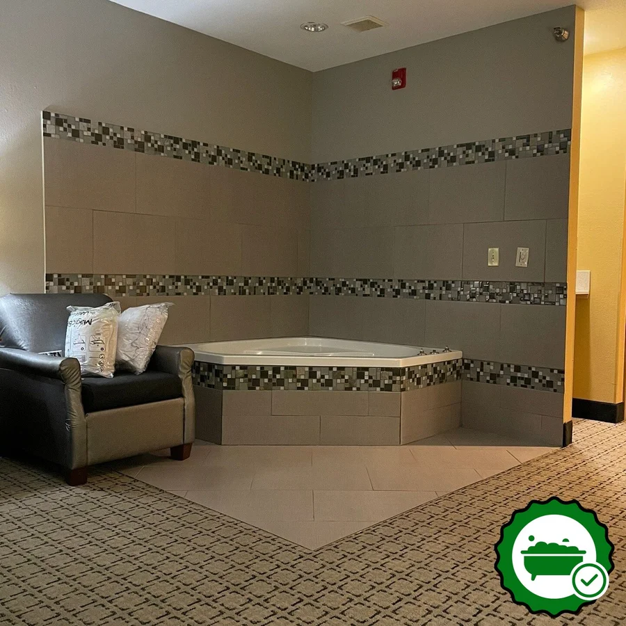 Best Western Plus Jackson Downtown-Coliseum - Verified Jacuzzi In-Room