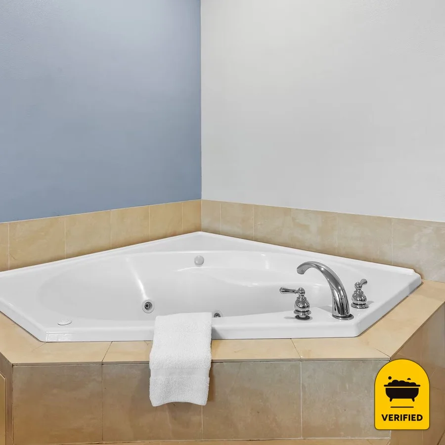 Days Inn & Suites By Wyndham Lakeland: the King Jetted Tub Suite in Lakeland, FL