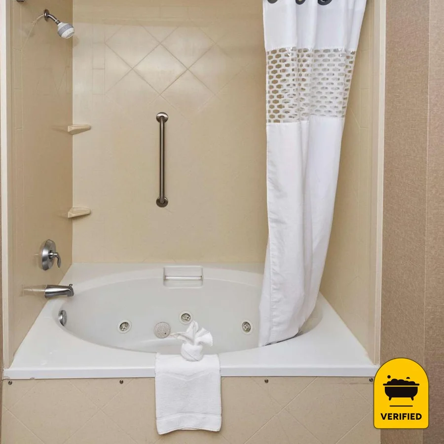 Hampton Inn Statesville: the King Whirlpool Tub Room in Statesville, NC