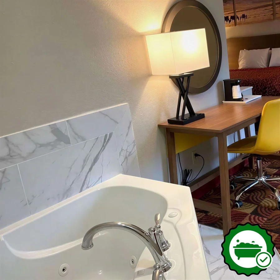 Days Inn & Suites by Wyndham Ridgeland - Verified Jacuzzi In-Room
