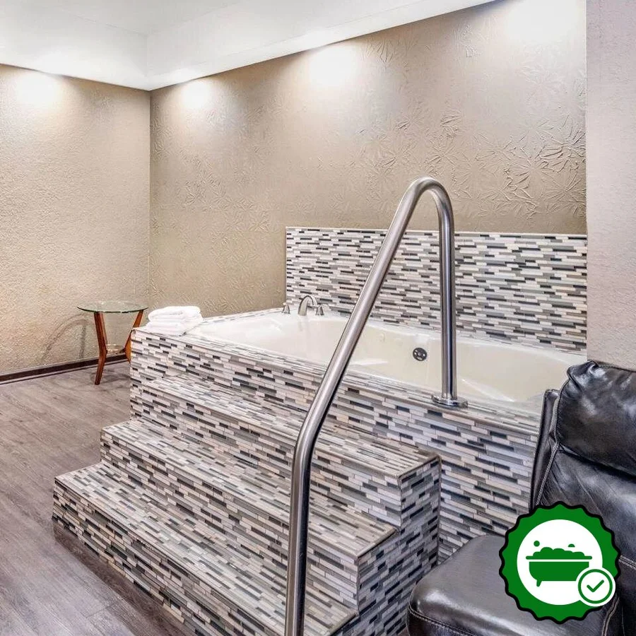 Super 8 by Wyndham Columbia - Verified Jacuzzi In-Room