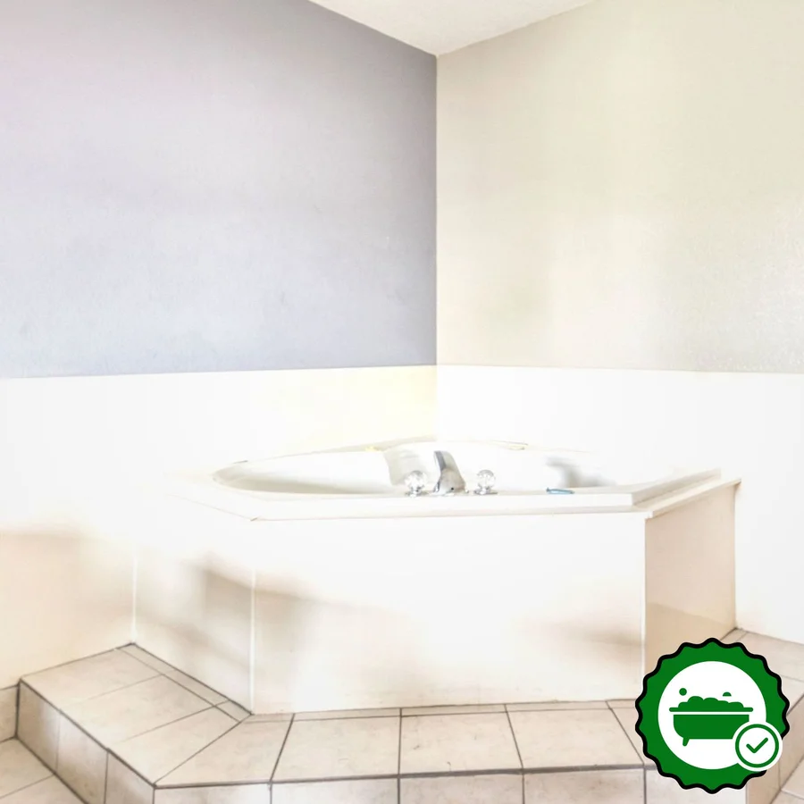 Trident Inn & Suites - Verified Jacuzzi In-Room