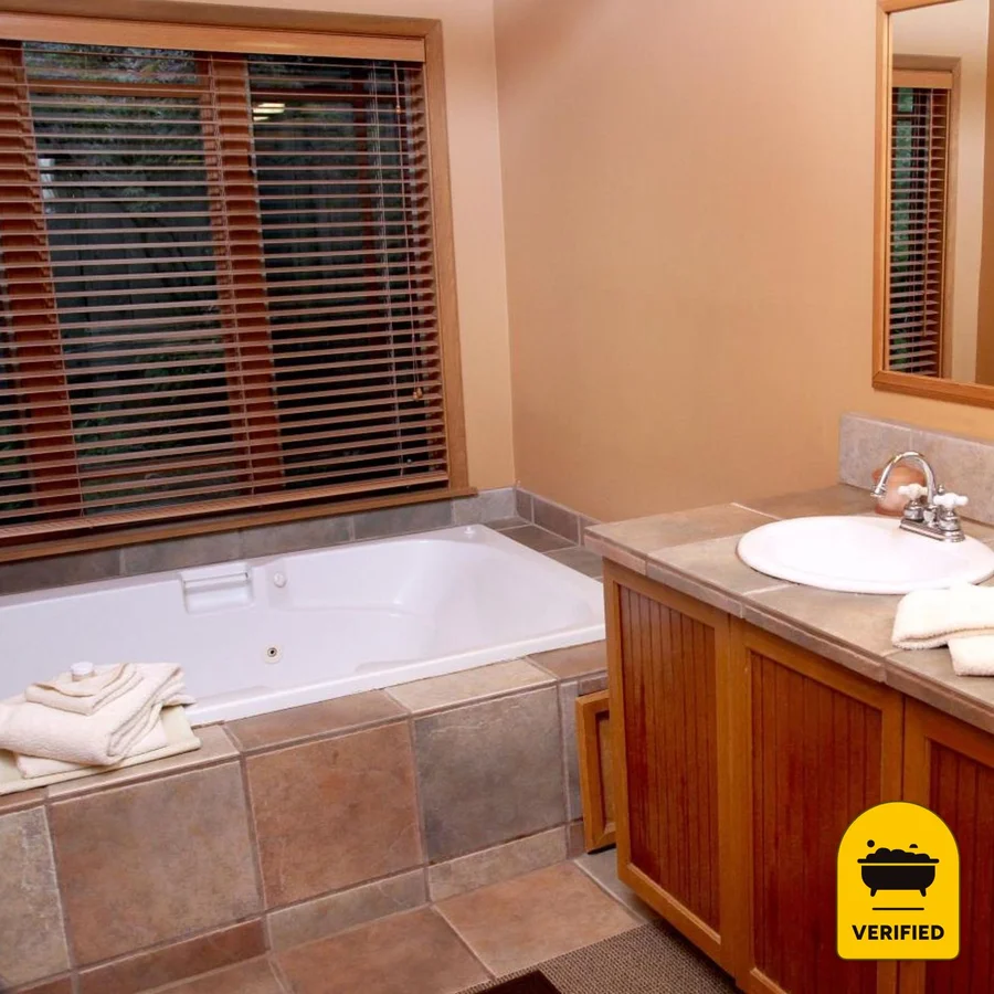 Weasku Inn: the King Spa Bath Cabin in Grants Pass, OR