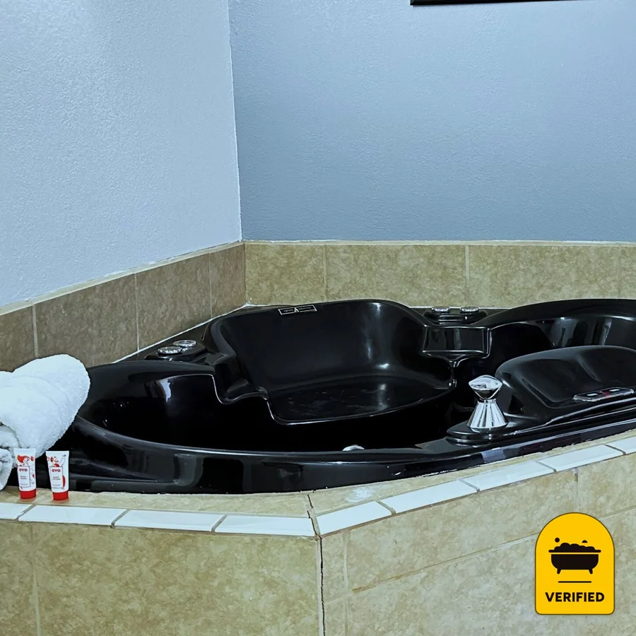 OYO Hotel Three Rivers TX US-281: the Jetted Tub Suite in Three Rivers, TX