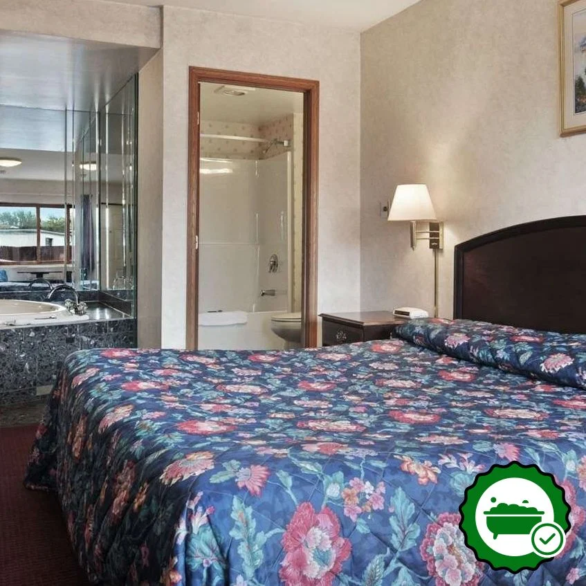 Travelodge by Wyndham Niagara Falls - Verified Jacuzzi In-Room
