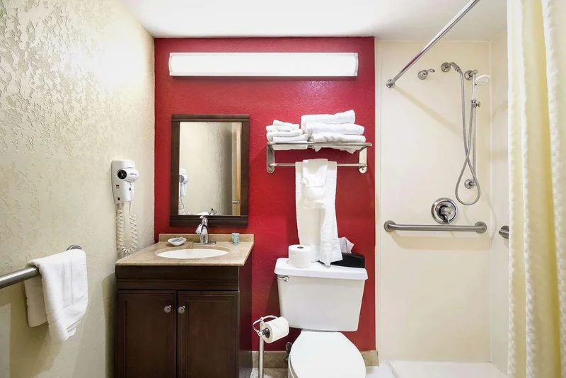 Best Western Braddock Inn - Featured hot tub