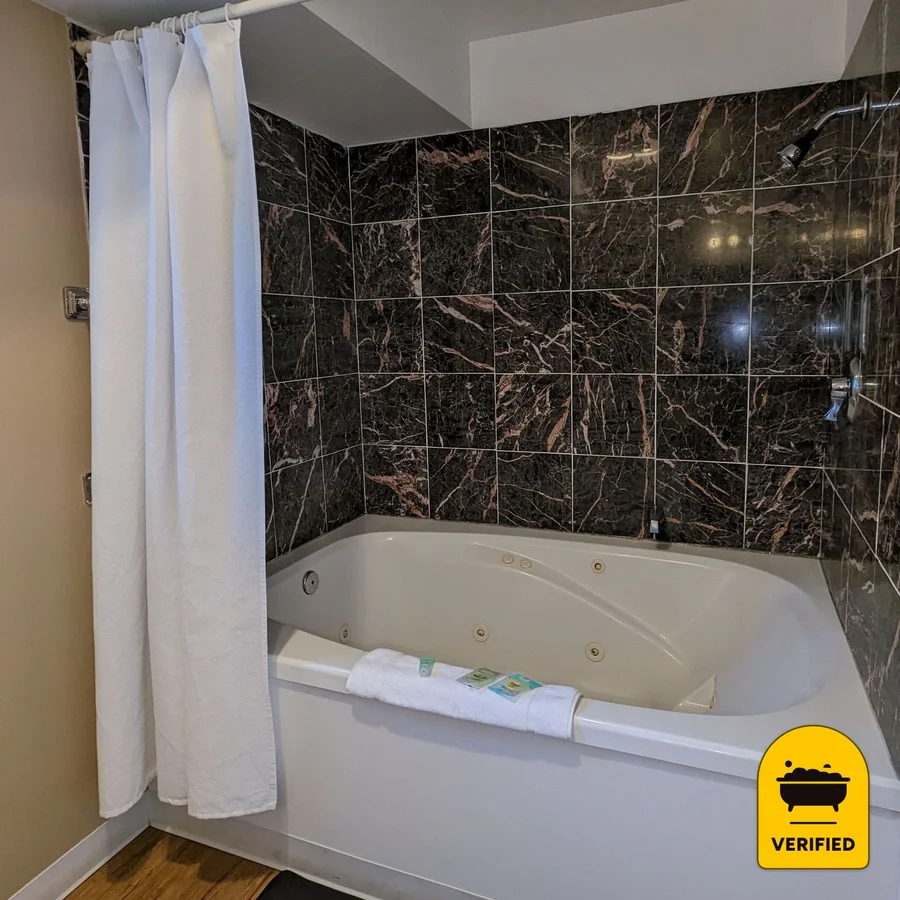 Bridge Of The Gods Motel & RV Park: the Deluxe King Spa Room in Cascade Locks, OR