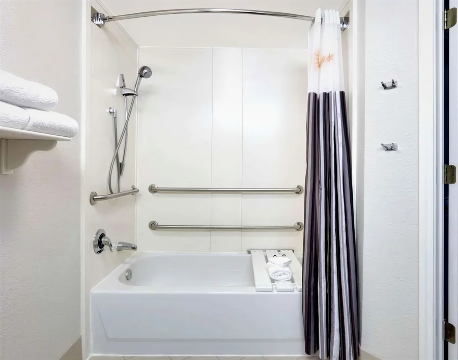 La Quinta Inn & Suites by Wyndham Dallas North Central - Featured hot tub