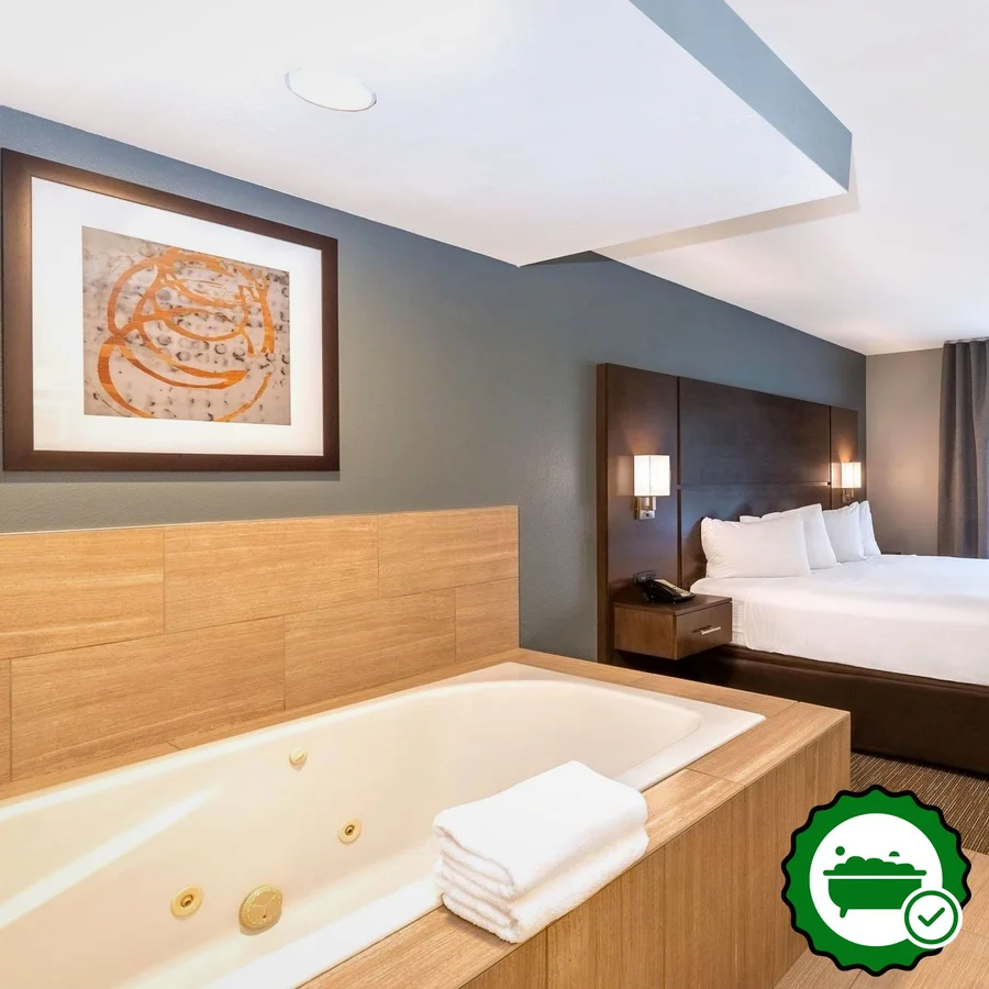 Wingate by Wyndham Wisconsin Dells Waterpark - Verified Jacuzzi In-Room