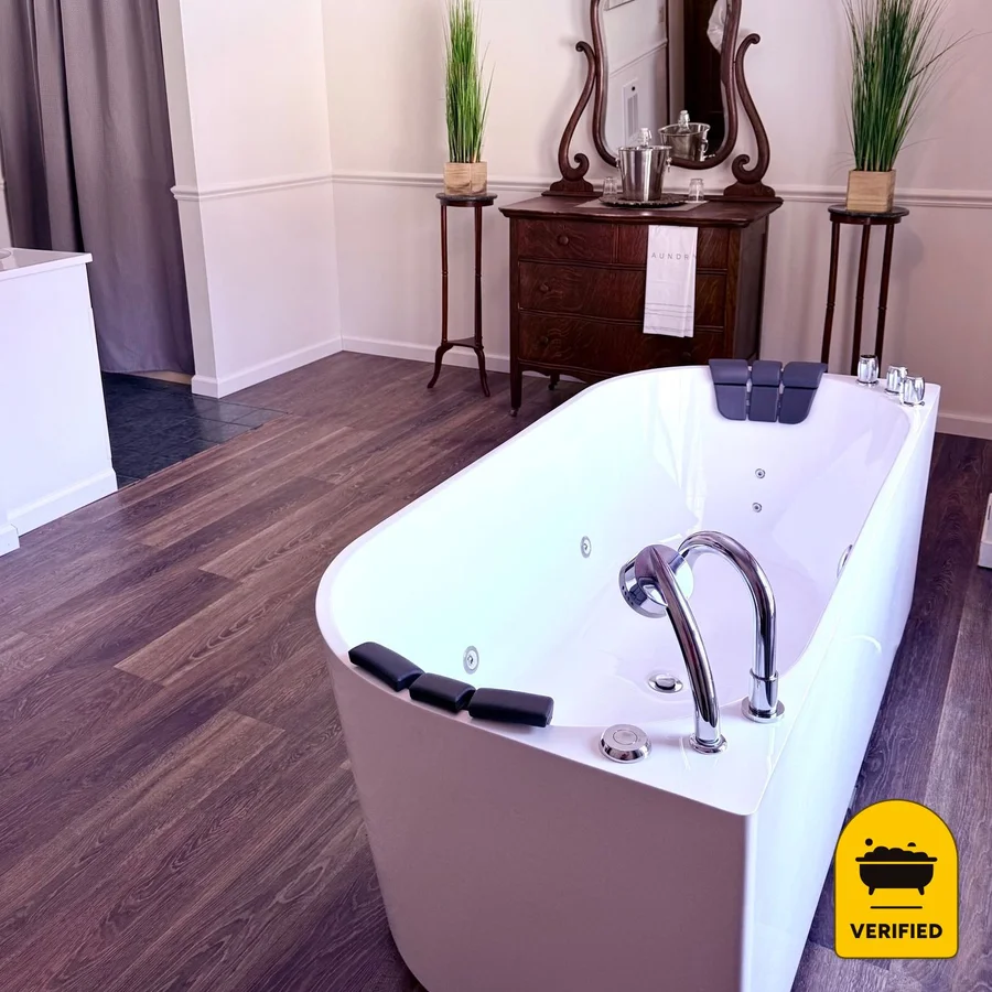 Otter Creek Inn Fireplace & Jacuzzi Suites: the Honeymoon Jetted Tub Suite in Altoona, WI