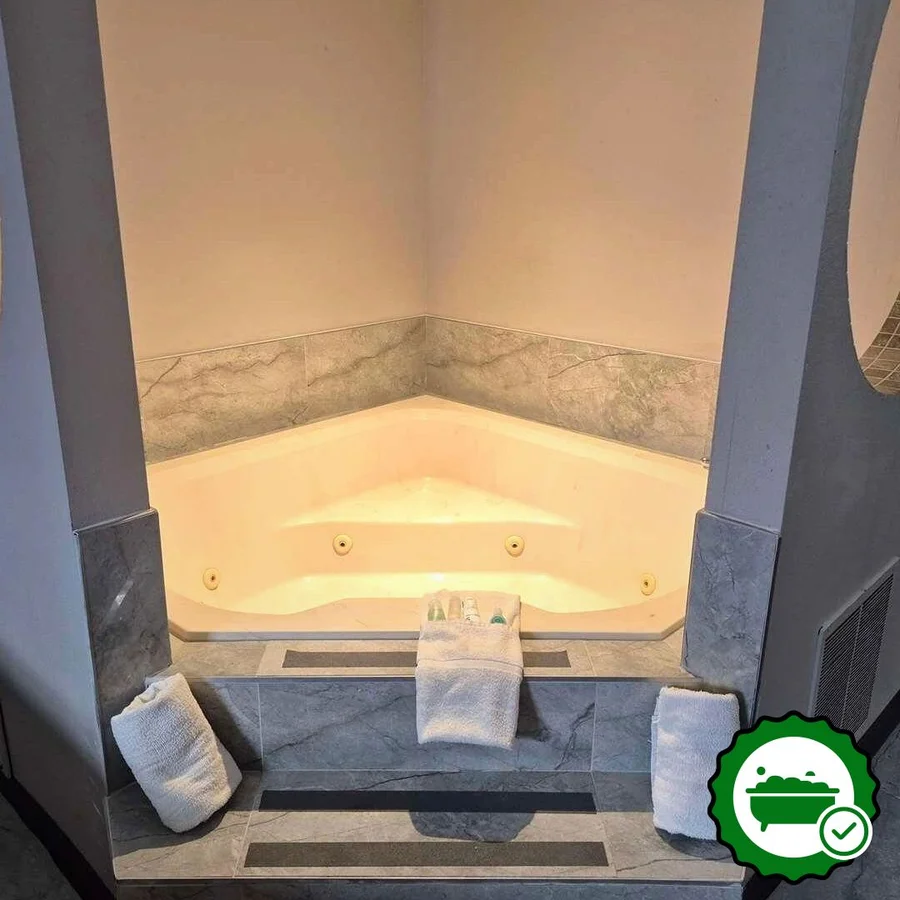 Country Inn & Suites by Radisson, Battle Creek, MI - Verified Jacuzzi In-Room