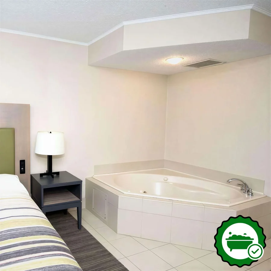 Country Inn & Suites by Radisson, Lehighton-Jim Thorpe, PA - Verified Jacuzzi In-Room