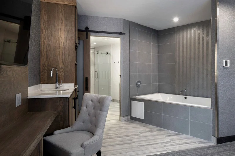voco Niagara Falls - the Cadence, an IHG Hotel - Featured hot tub