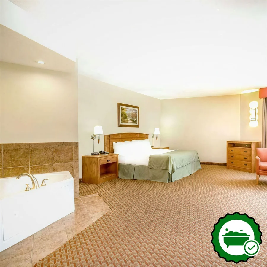 Ramada by Wyndham Des Moines Tropics Resort & Conference Ctr - Verified Jacuzzi In-Room