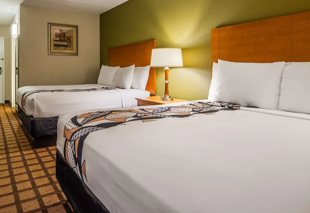Best Western Plus Chicago Hillside - Guest Room image