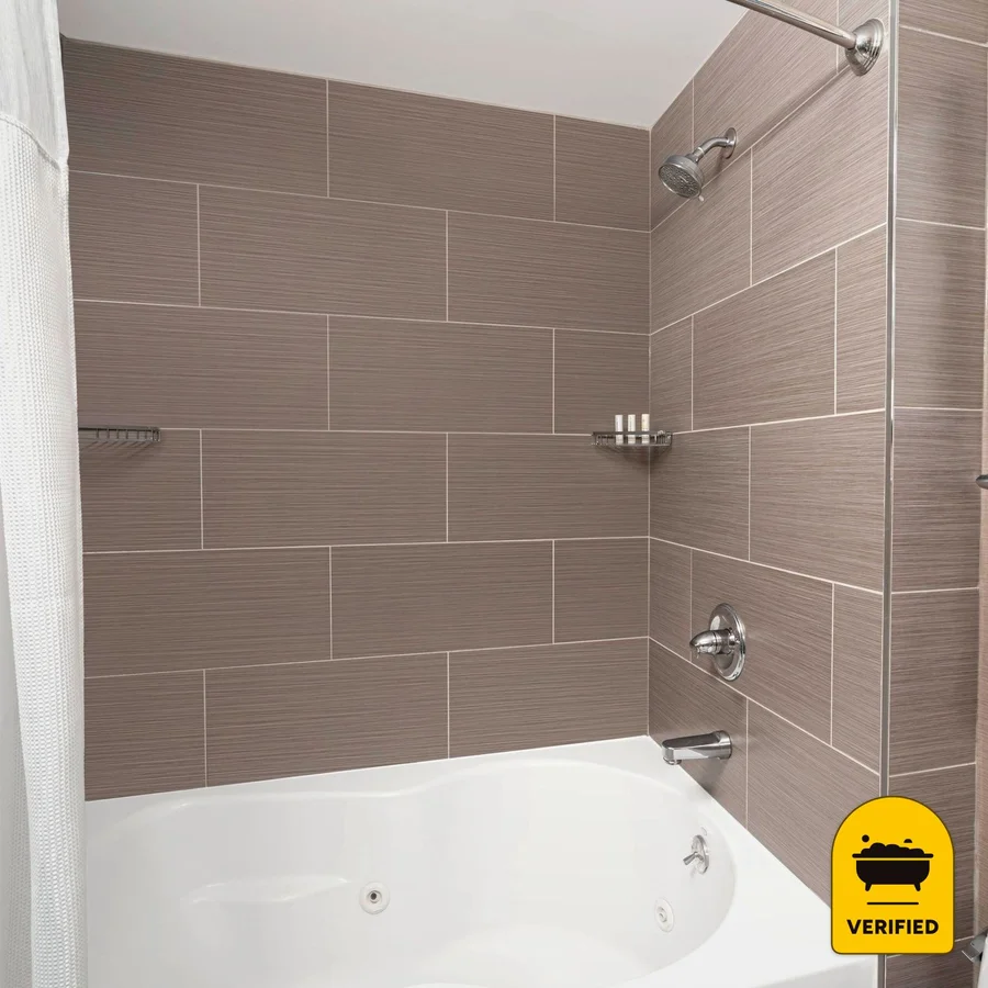 Fairfield Inn & Suites New York Staten Island: the Queen Jacuzzi Guest Room in Staten Island, NY