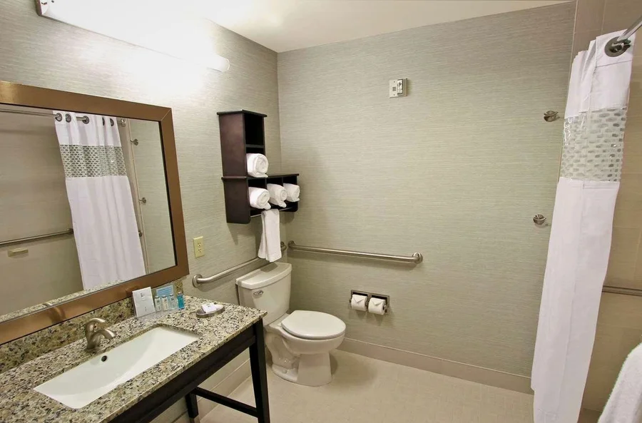 Hampton Inn & Suites Winnie - Featured hot tub
