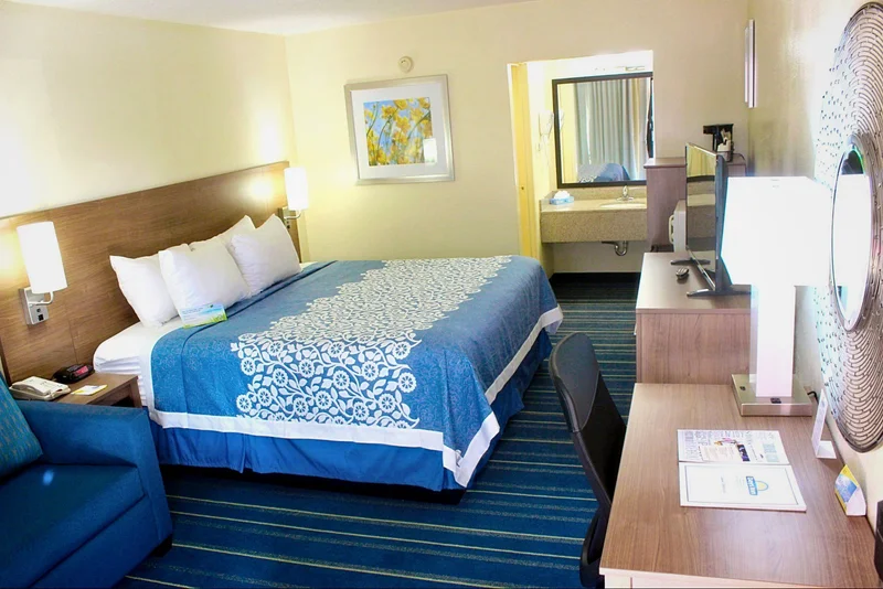Days Inn by Wyndham Newark Wilmington - Guest Room image