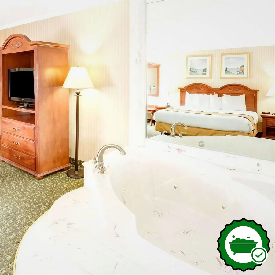 Baymont by Wyndham Kalamazoo - Verified Jacuzzi In-Room