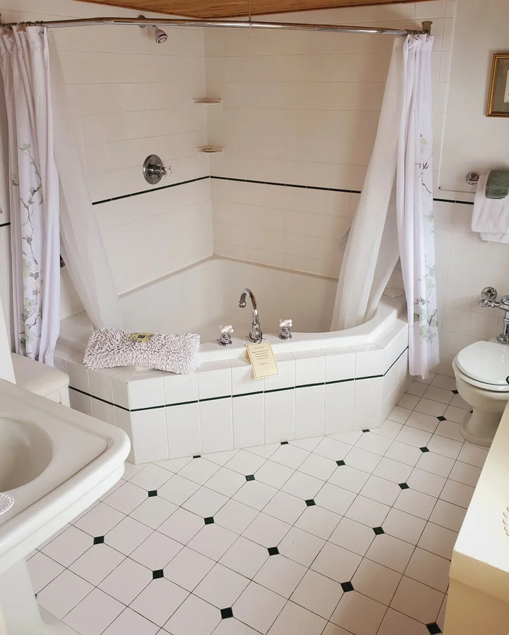 Adair Country Inn & Restaurant - Featured hot tub