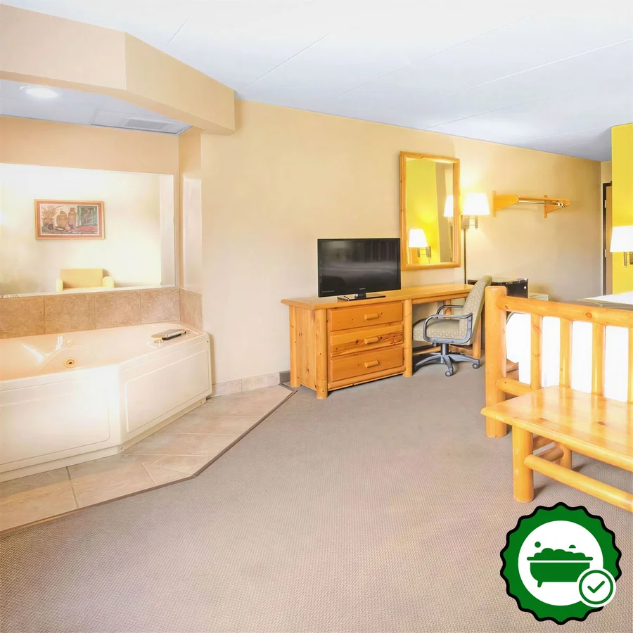 Super 8 by Wyndham Davenport - Verified Jacuzzi In-Room