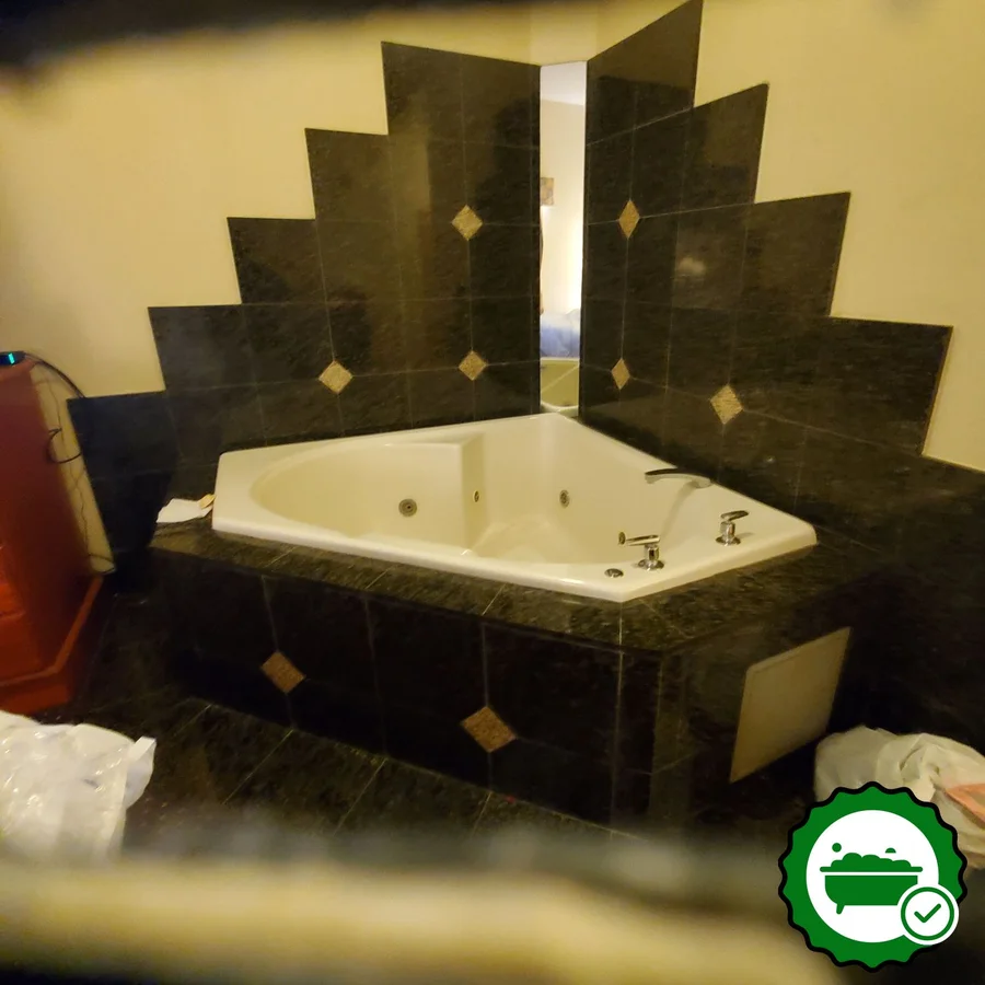 Red Roof Inn & Suites Galloway - Verified Jacuzzi In-Room