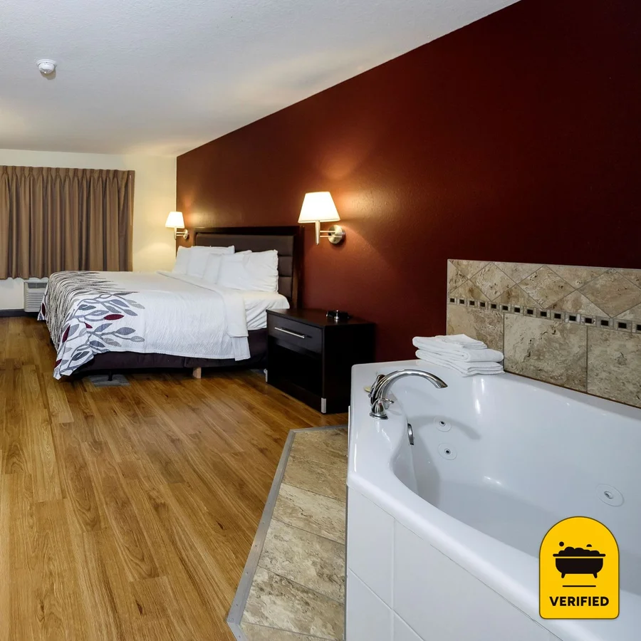 Red Roof Inn Osage Beach - Lake of the Ozarks: the Superior King Jetted Tub Room in Osage Beach, MO