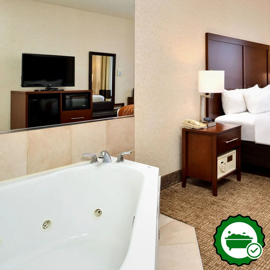 Comfort Inn & Suites Madison North - Verified Jacuzzi In-Room