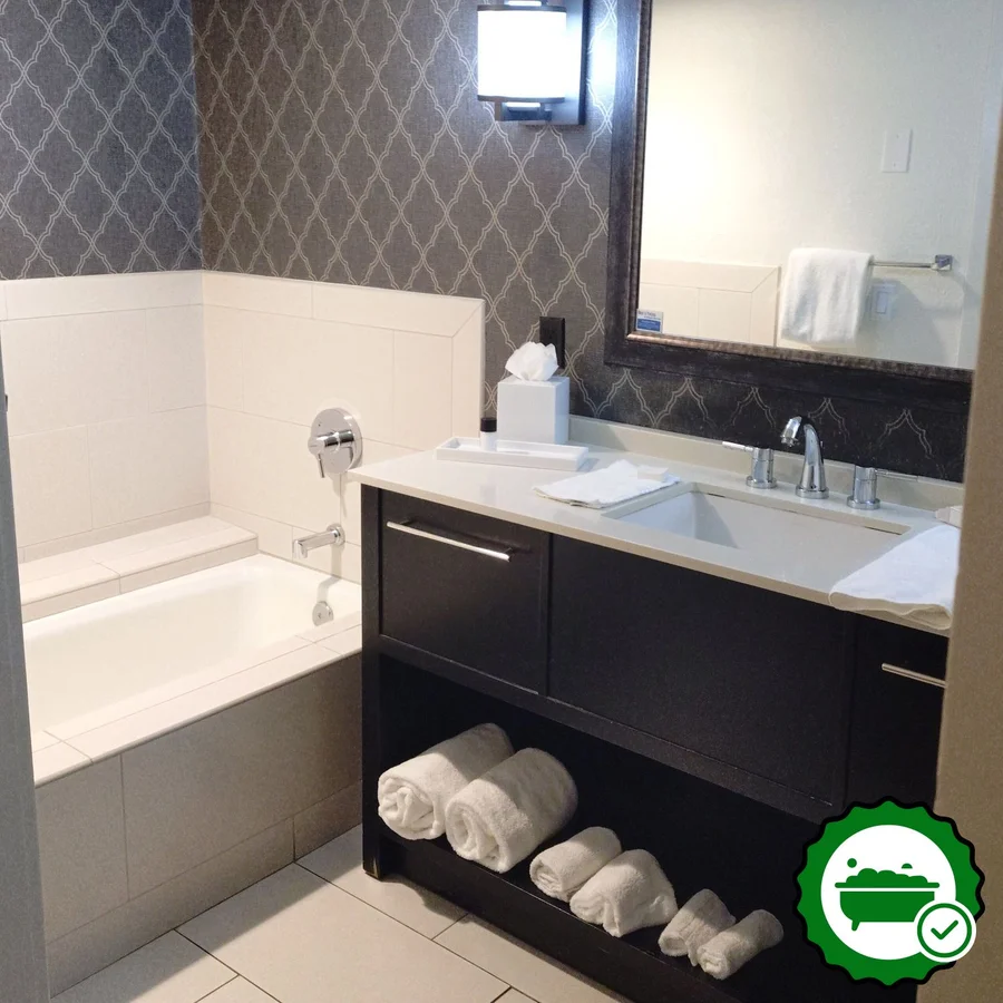 Hotel Pacific - Verified Jacuzzi In-Room