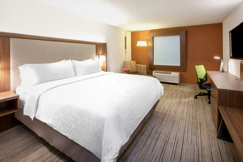 Holiday Inn Express & Suites Fulton, an IHG hotel - Guest Room image
